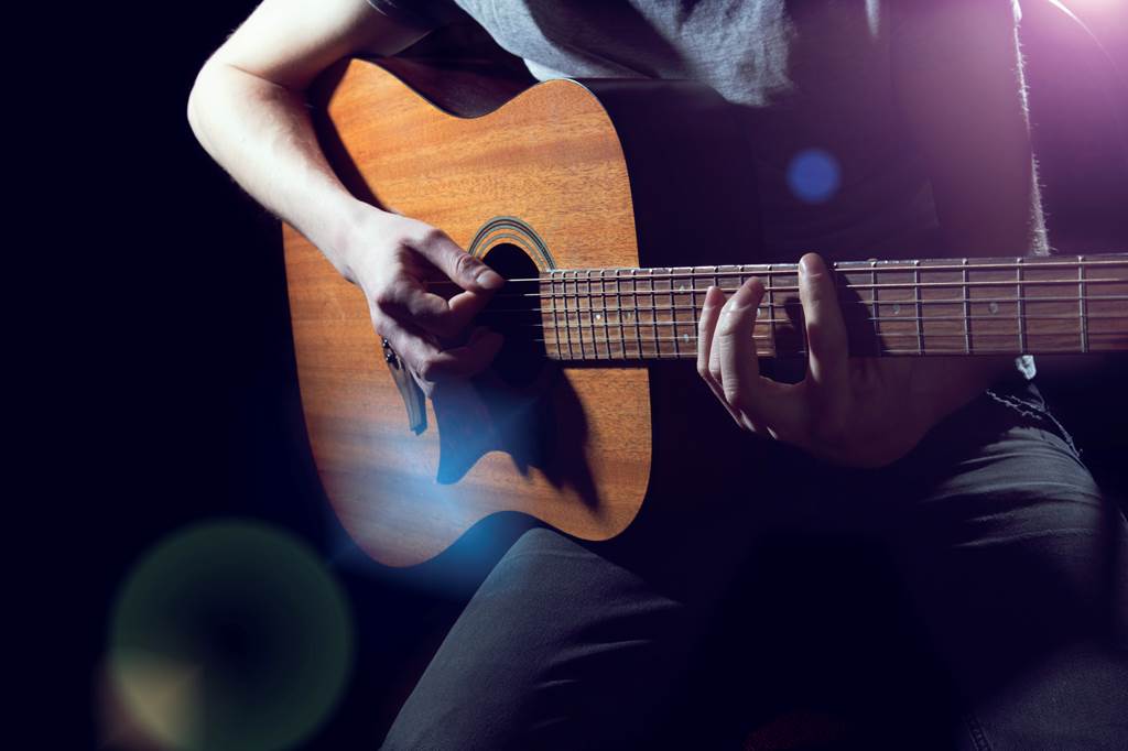 Fotografía de un guitarrista tocando
