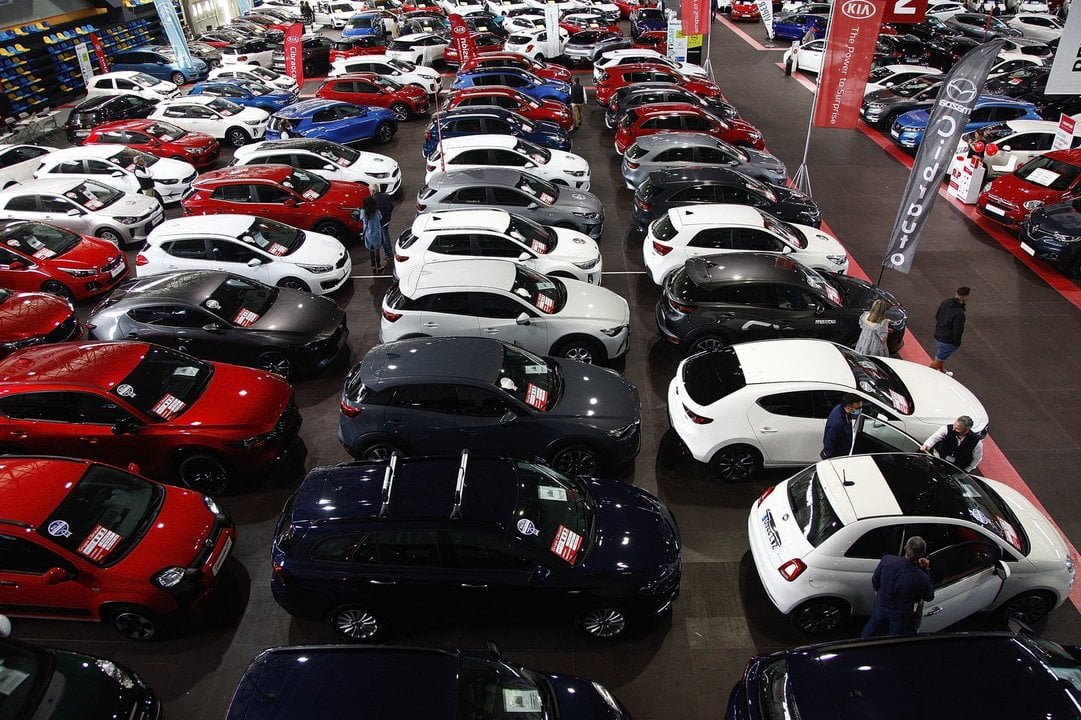 Fotografía de una feria de vehiculos de ocasion