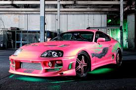 Fotografía de un vehiculo tunning de color rosa